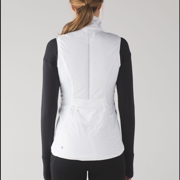 Beautiful lululemon Run for cold vest in navy blue - Picture 5 of 6